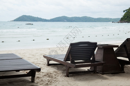 海边沙滩上的沙滩椅图片