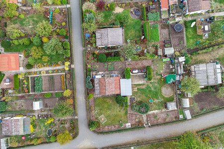 社区土地天线垂直空中查看配有小屋路和蔬菜床铺的分配花园图片