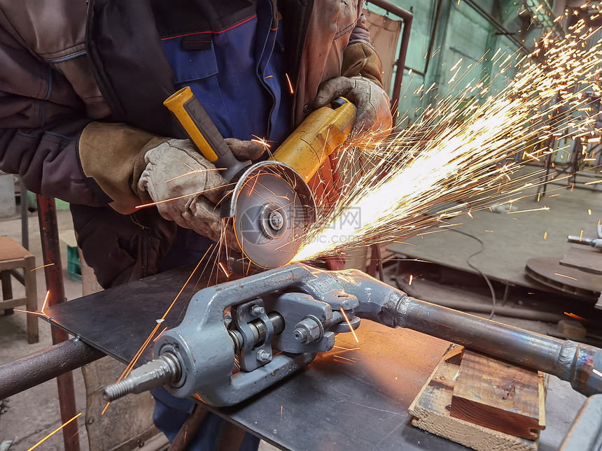修理与钢铁制造重工业厂的滑动设备一起在室内近门生产重工厂进行研磨作具力量图片