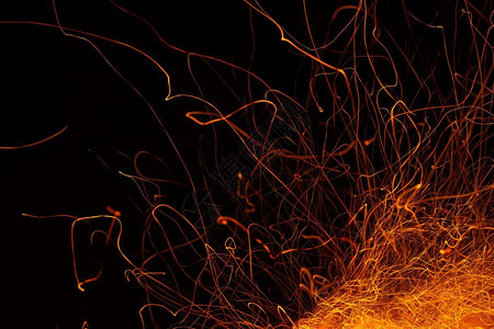 下火茶叶运动自然在黑暗背景下散布燃烧木炭的烈火碳设计图片
