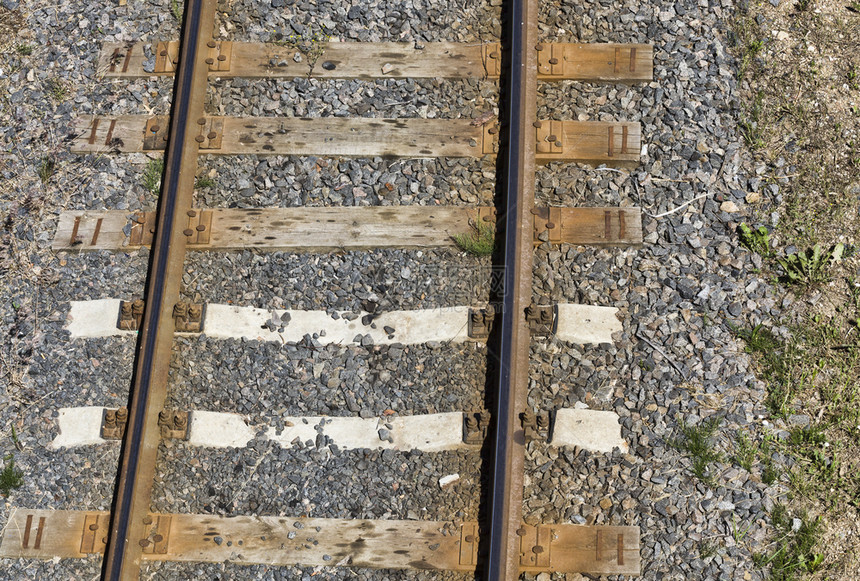 建造复古的金属铁轨长路的封闭和紧固金属铁路的交叉连接优质图片