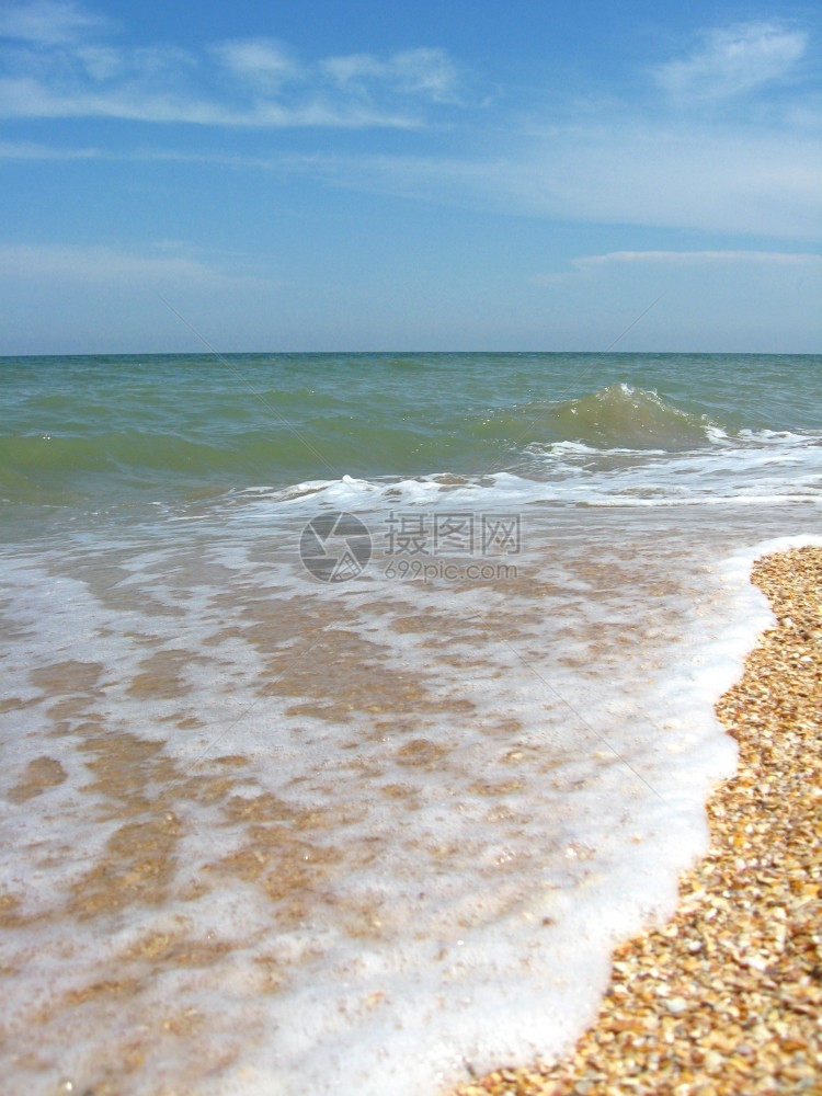 热带闪耀风暴海浪在岸边的全景图片