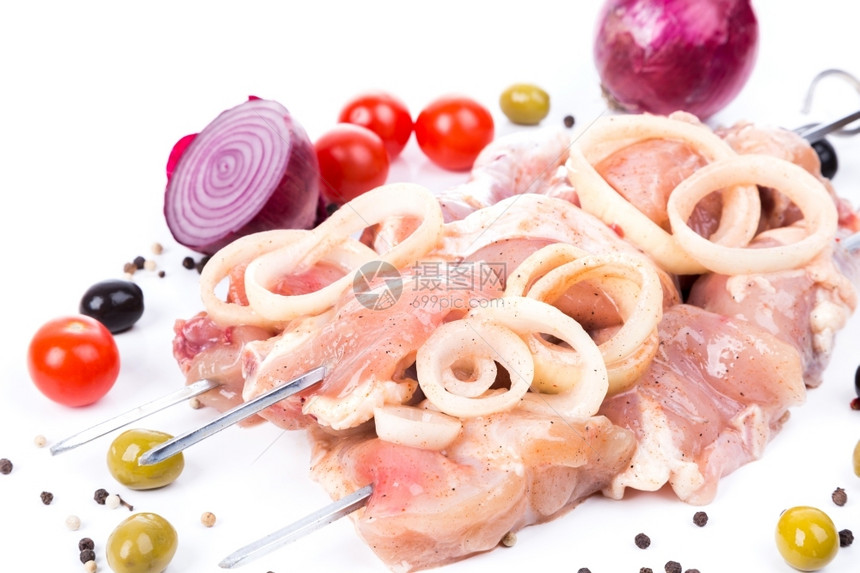 牛扒未煮熟的生鸡块在白背景上配有香料的叉子上鸡肉肌大蒜图片