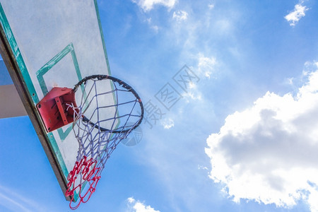 云彩素材网蓝天空和云彩上的篮球圈竞技玩积极的背景