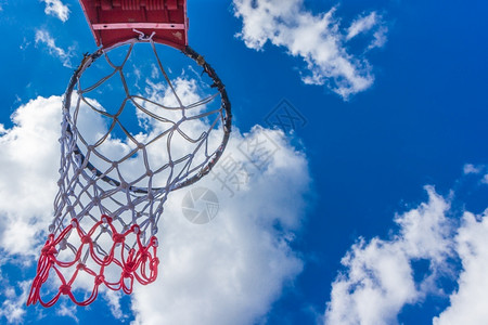 大厅健康锻炼蓝天空和云彩上的篮球圈图片
