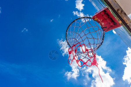 云彩素材网蓝天空和云彩上的篮球圈健康活动高的背景