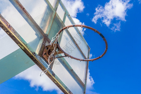 云彩素材网竞赛篮子技蓝天空和云彩上的篮球圈背景