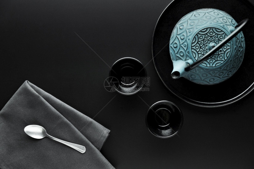 现代的颜色用茶壶银勺铺立陶器子图片