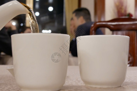 人们墙家具民在中华餐馆喝热茶的呼声图片