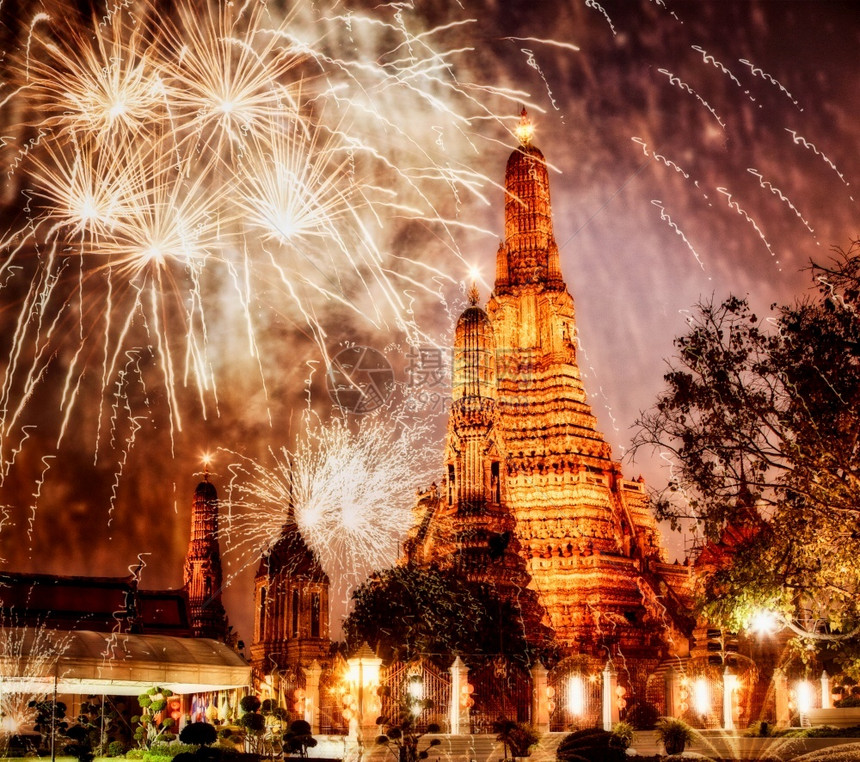 曼谷新年倒计时烟花在泰国曼谷WatArun寺庙目的地暮东南图片