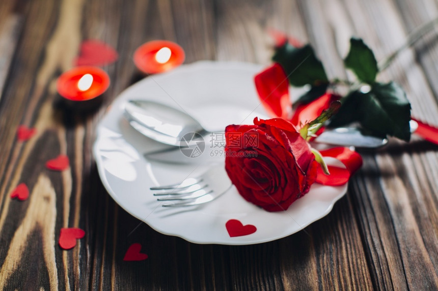 红玫瑰和餐具图片
