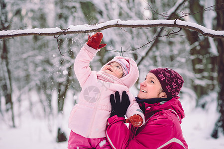 请享用母亲在冬天和女儿一起户外活动与女儿一起过冬父母快乐图片