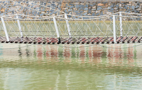 穿越城市公园池塘的小型绳桥户外瑞克结构体图片