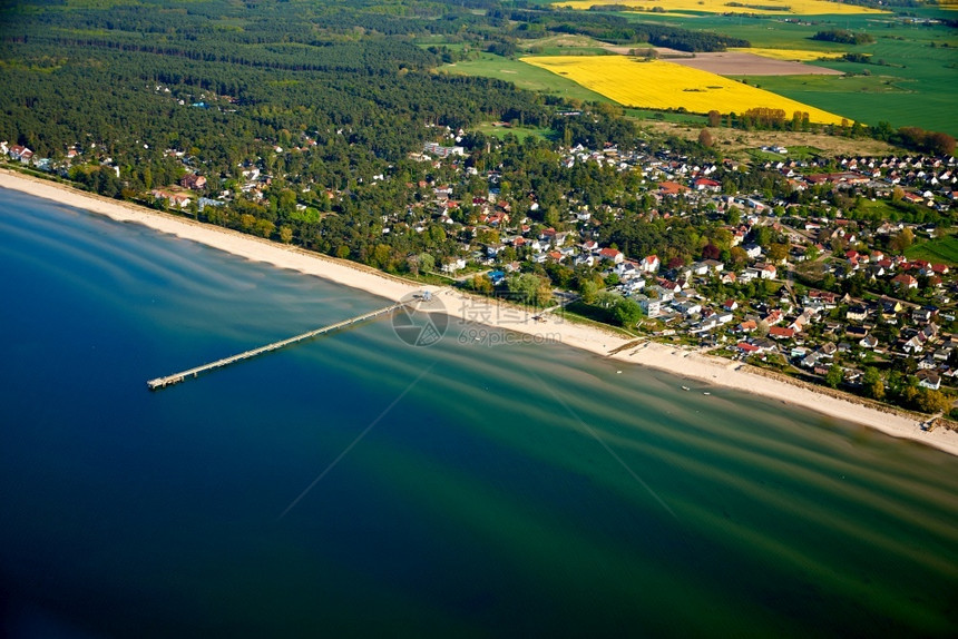 卢布明海滨度假胜地空中观察GreifswalderBodden有一个码头水资源旅行图片