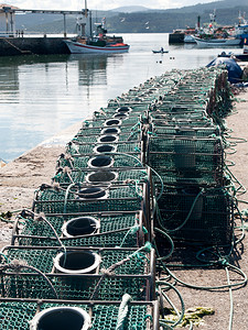 海岸线艺术游艇龙虾和螃蟹捕网笼鱼港堆叠的图片