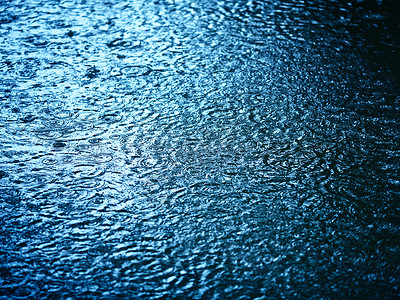 圆圈雨滴在水上强烈的冲浪紧闭洪水春天图片