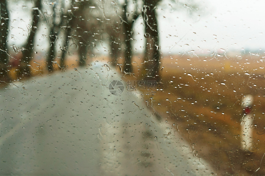 外部高速公路道被雨弄湿了滴在汽车玻璃上雨滴在汽车玻璃上道路被雨弄湿了地面图片