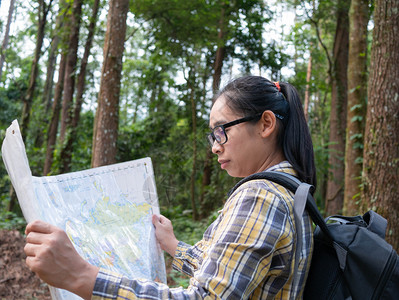 年轻女旅行者带和背包在夏季度假日自然足迹室外放松的野露天行人生活亚洲森林背景图片