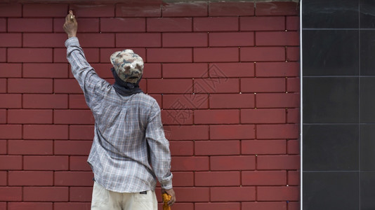 在职的装修亚洲工人眼神正在绘画以整修房屋建筑外的旧墙壁劳动者图片
