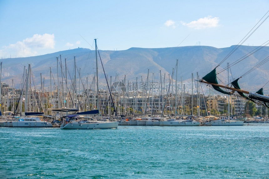 在夏季阳光明媚的日子里有许多游艇悬挂不同旗许多在泊车场航行的游艇希腊目地桅杆图片