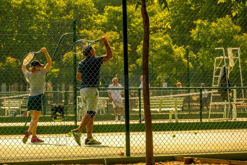 游戏模糊网球法院的阳光夏日暑假一个女孩和她的教练关于法院的暑期网球训练专注数字模糊图片
