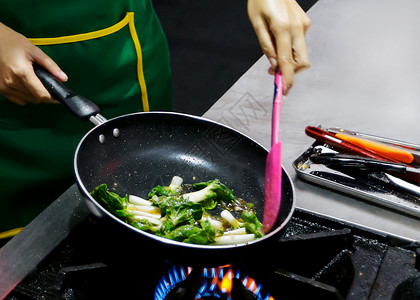 厨师在房炉灶的煎锅中用火焰做饭工具一种平底锅图片