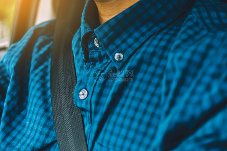 腰带公路运输高速汽车安全带上的男驾驶员车快乐的安全图片