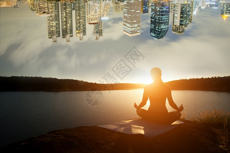 户外健康女休光月在日落时山湖做瑜伽练习夏天图片