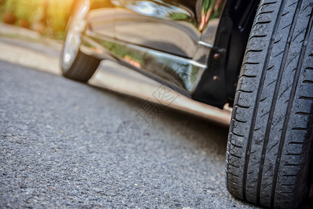 车停在街上公路和日落背景轮胎和汽车镜子停在路上驾驶正面车轮图片