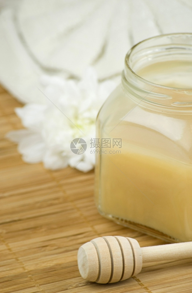 松软的杏仁椰子香草奶和木垫上的蜂蜜浴泡沫芳香治疗超过身体图片