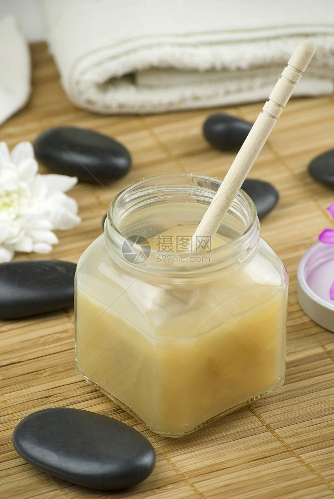 松软的杏仁椰子香草奶和木垫上的蜂蜜浴泡沫芳香关心和谐自然图片