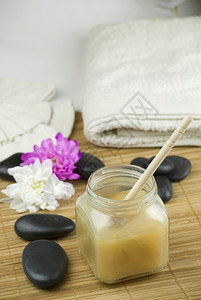 松软的杏仁椰子香草奶和木垫上的蜂蜜浴泡沫芳香牛奶健康呵护图片