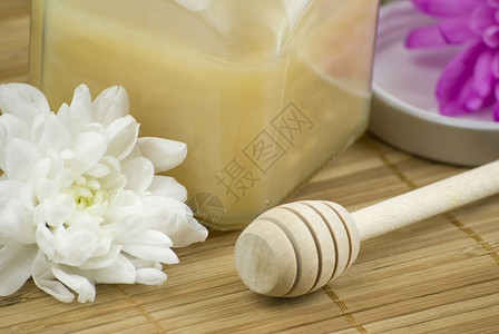 松软的杏仁椰子香草奶和木垫上的蜂蜜浴泡沫芳香卫生和谐疗法图片