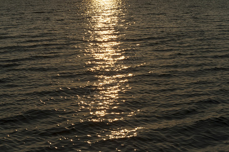 灵环境湖水面的日落痕迹时间抽象远离焦点的日落漫步水走图片