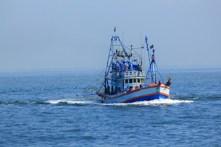 海上行驶的渔船图片