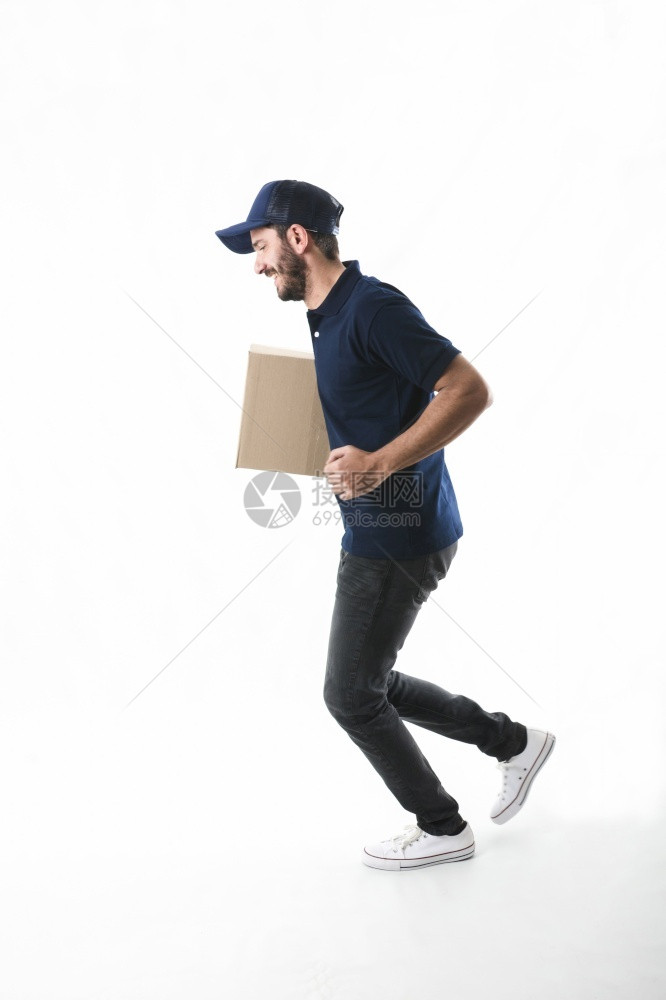 带包裹的送货员在白色背景下运行邮差跑表示图片