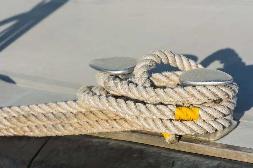 圆形的帆船绑在木制码头的一扇锁链上用绳子系住索结尾图片