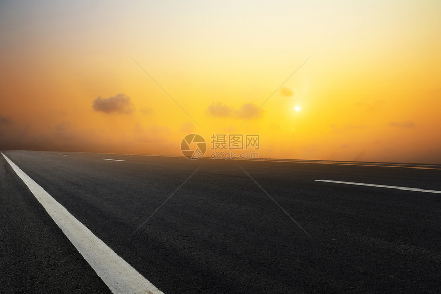 橙沥青街道设计路日落背景旅行图片