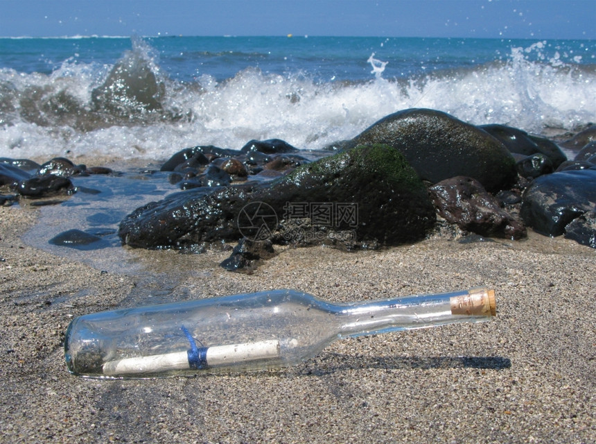 海浪瓶子上面有黑沙的讯息在特纳里费岛卡那利水邮件图片