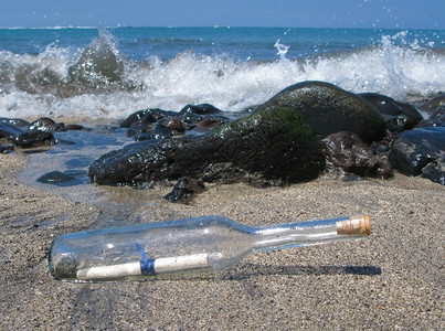 海浪瓶子上面有黑沙的讯息在特纳里费岛卡那利水邮件图片