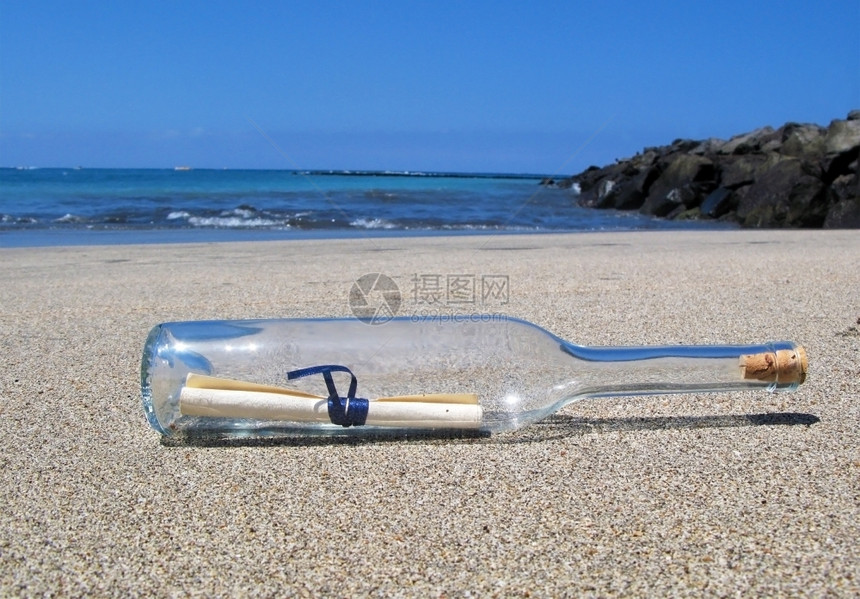 在特纳里费岛沙漠海滩上发短信的瓶子息要求结石图片