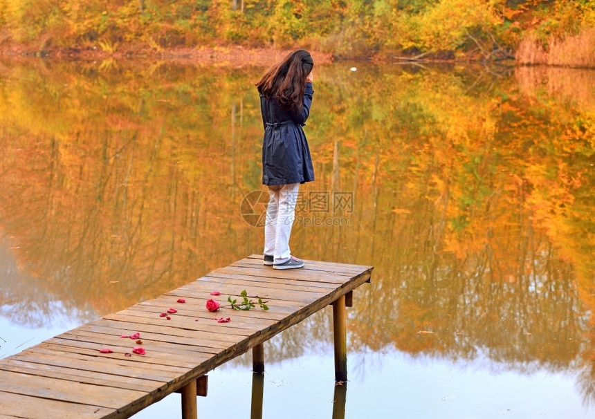 孤独美丽的木桥上不快乐小女孩水图片