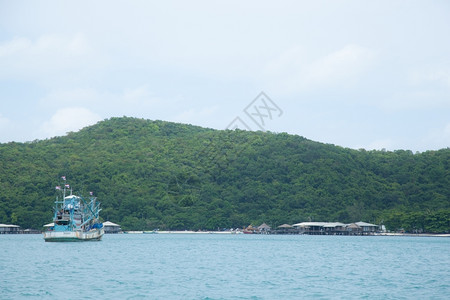 水海洋邻近比亚度假村海上浮游的大型渔船运输背景图片