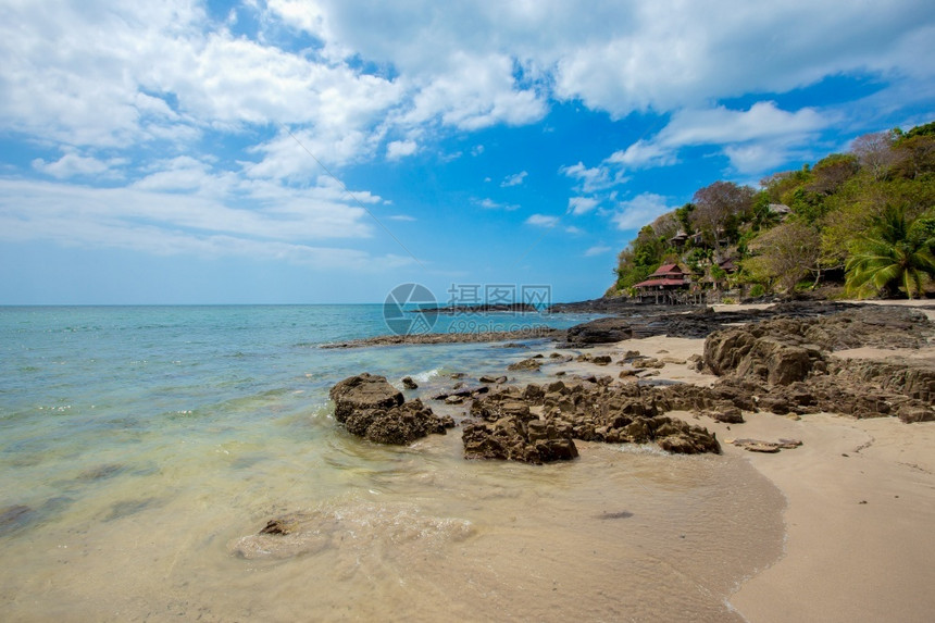 悬崖海滩泰国高山朗坦岛有海景的餐馆旅游行图片