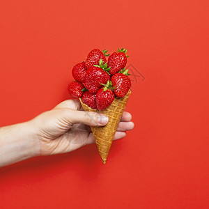 奶油草莓甜筒图片