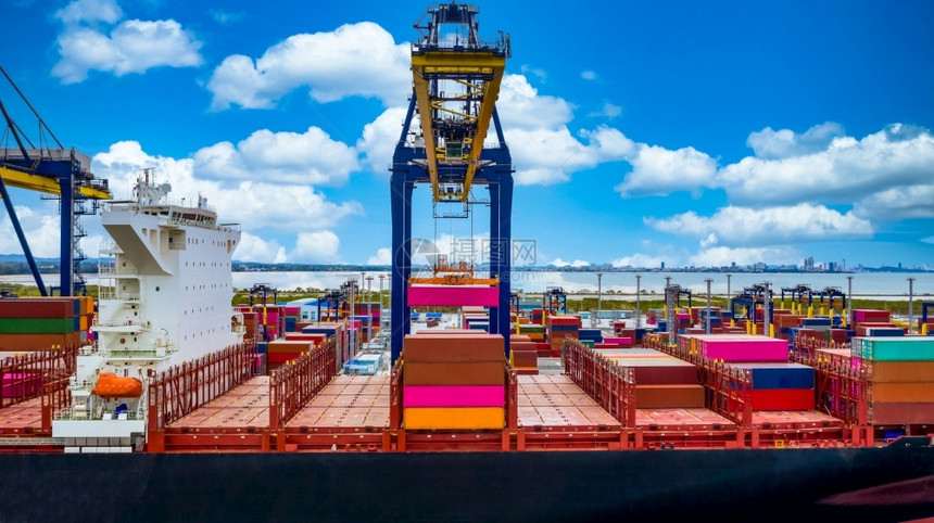 经济安全加载Quay起重机工业海港集装箱码头的起重车装有集箱船和蓝天起重机的海上货运港轮商业物流出口运输货进出图片