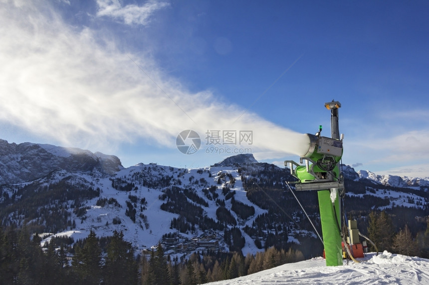 冬季的雪山山顶图片