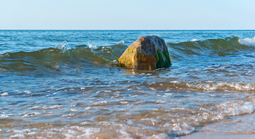 海浪拍打岸边的岩石波浪拍打海岸边的岩石殴海岸滩图片