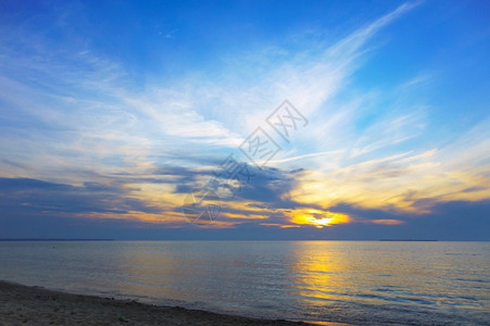 旅游反射线条太阳在海平面以下岸的日落地平线以下太阳图片