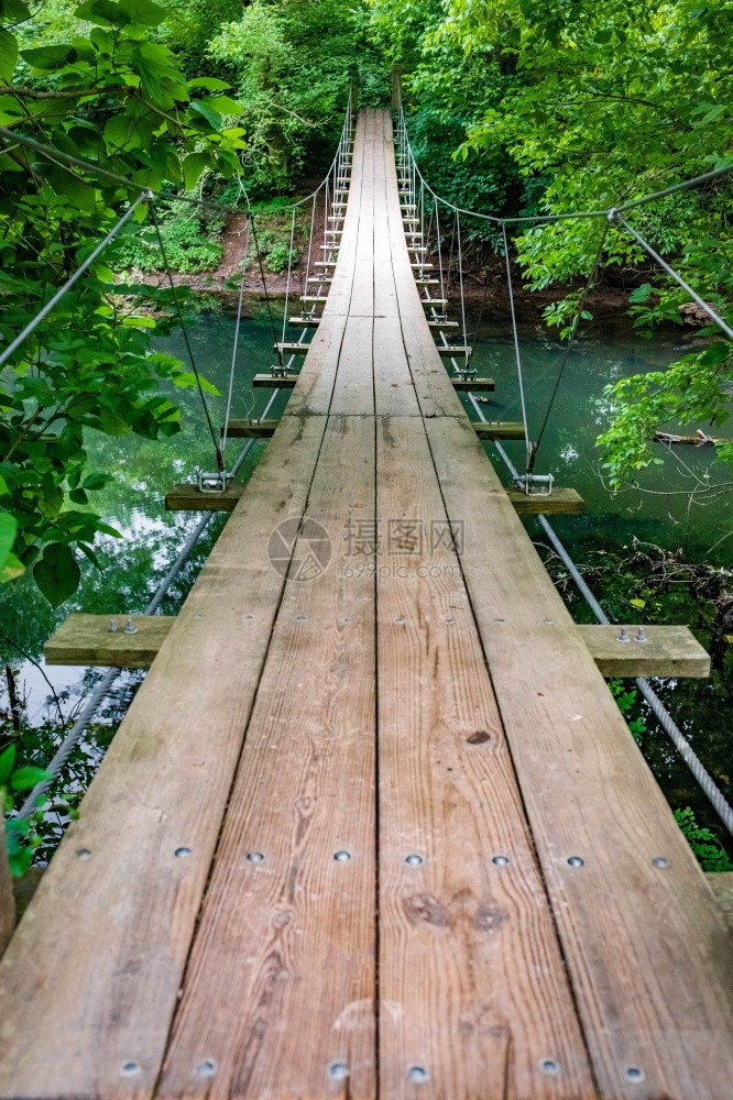 保护风景优美秀丽的林中空吊桥荡的小路风景秀丽的林中空吊桥周围无人夏天图片